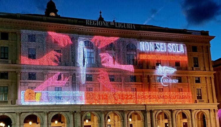Genova, le opere degli studenti del Klee-Barabino illuminano il palazzo della regione Liguria per ricordare la giornata internazionale contro la violenza sulle donne