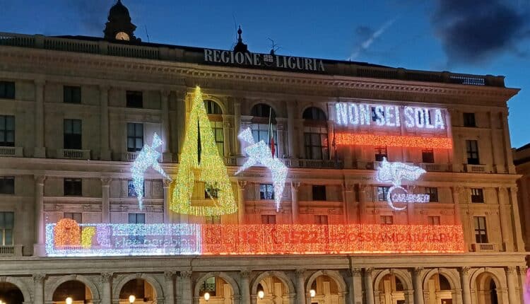 Genova, le opere degli studenti del Klee-Barabino illuminano il palazzo della regione Liguria per ricordare la giornata internazionale contro la violenza sulle donne