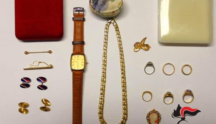 Gorizia, i Carabinieri scoprono le presunte autrici di grave truffa a danno di anziana e recuperano l'intera refurtiva