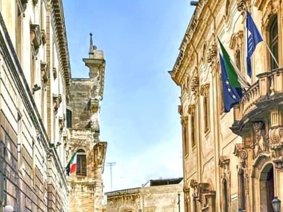 Lecce: rapina di gruppo in centro storico, Carabinieri arrestano un minore