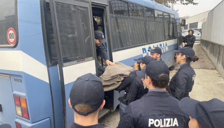 Verona: alla Ronda della Carità le coperte della Polizia di Stato