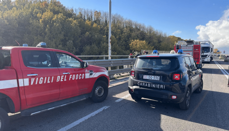 Isernia, aggrappato al parapetto del ponte pronto a lanciarsi. Tratto in salvo