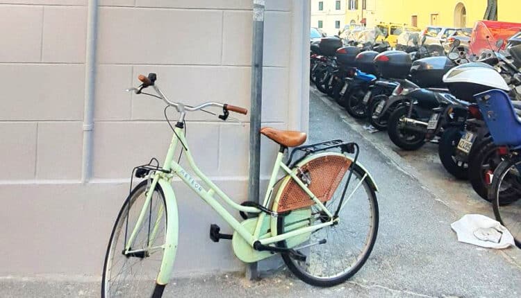 Livorno: controlli della Polizia Municipale per garantire alle persone con disabilità e ai pedoni di spostarsi liberamente.