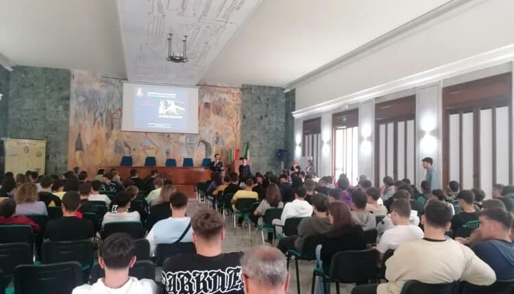 Marsala, gli agenti della Polizia di Stato incontrano gli studenti per discutere di prevenzione e contrasto al bullismo ed al “cyberbullismo”