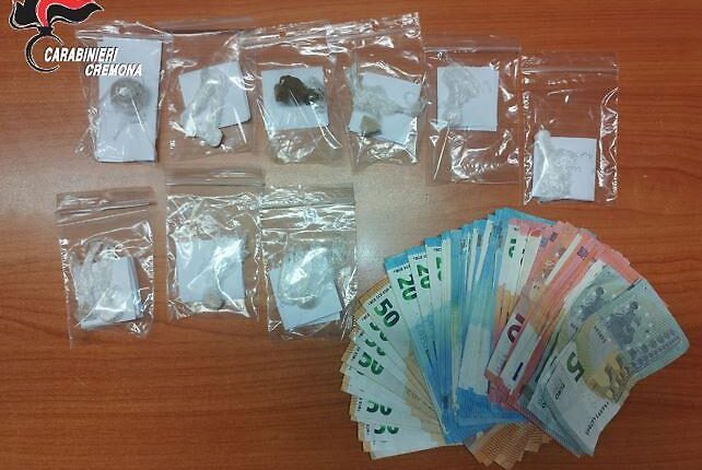 Monte Cremasco: i Carabinieri dell’Aliquota Operativa di Crema hanno arrestato due uomini che spacciavano in un boschetto e denunciato un terzo per concorso nel reato, sequestrati stupefacenti e denaro.