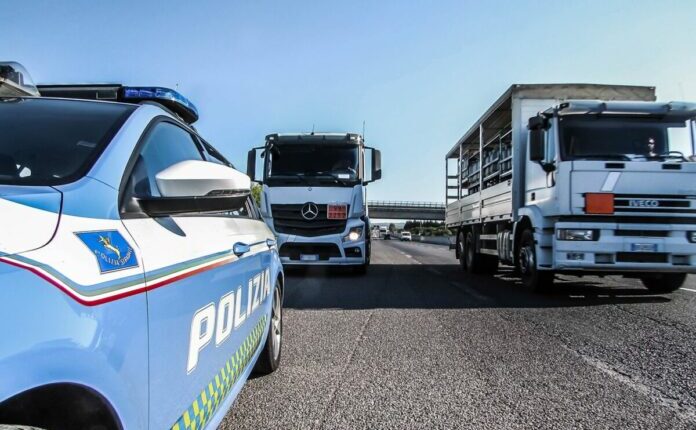 Napoli: "TRUCK & BUS", controlli su camion e autobus.