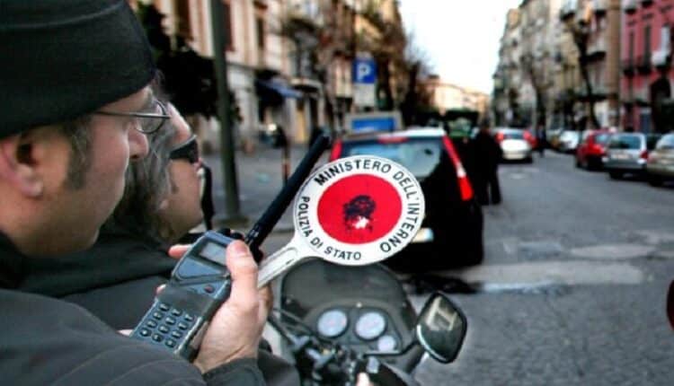 Napoli: a bordo di uno scooter rubato tentano di eludere il controllo, la Polizia di Stato trae in arresto un soggetto e denuncia un 15enne.
