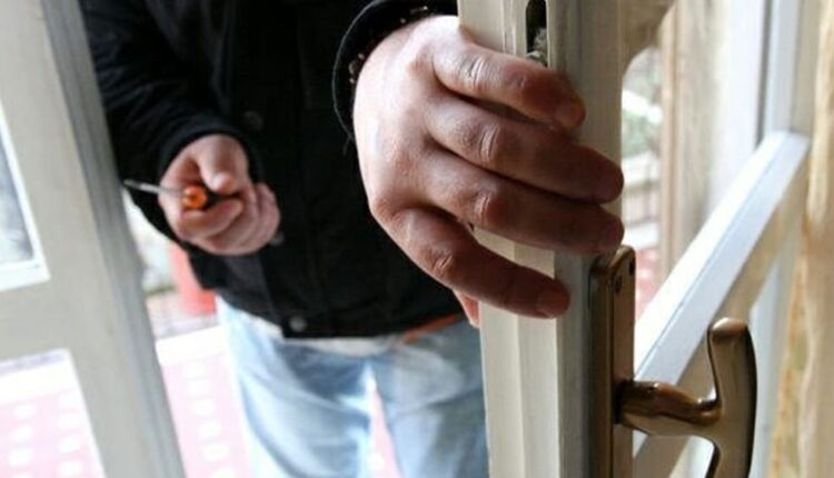 Napoli: eseguita un'ordinanza di custodia cautelare che dispone la misura degli arresti domiciliari a carico di un soggetto gravato da numerosi precedenti penali per reati contro il patrimonio.