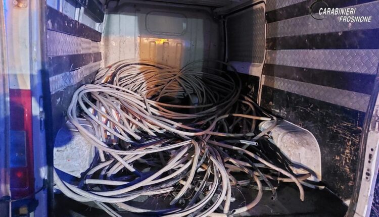 Una banda di ladri ha rubato cavi di rame da un impianto fotovoltaico di Piedimonte San Germano, provocando all'impresa un danno rilevante, ancora in corso di valutazione. Al momento di allontanarsi con il bottino caricato su un furgone bianco, i malviventi si sono imbattuti in due pattuglie dei Carabinieri che si sono poste al loro inseguimento durato alcuni chilometri. I malviventi hanno poi abbandonato il furgone in corsa con l'intera refurtiva, fuggendo a piedi nelle campagne circostanti, sottraendosi così alla cattura. Il veicolo e la refurtiva sono stati restituiti ai proprietari #cronaca #Lazio #Frosinone #PiedimonteSanGermano #Carabinieri #furto #cavi #rame #impianto #fotovoltaico #ladri #fuga #indagini