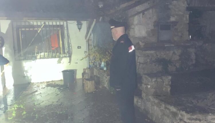 Prossedi: i Carabinieri intervengono per un incendio in un’abitazione, la donna portata all’ospedale mentre il suo cane è morto per l’esalazione dei fumi.
