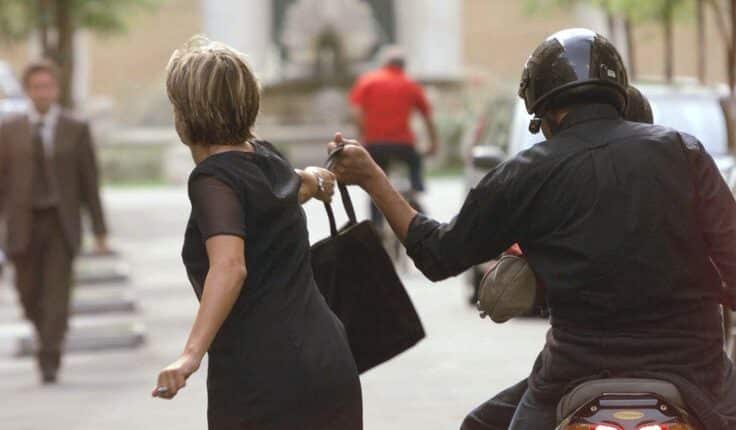 Roma: Strappa la borsa ad una donna facendole rompere un braccio, arrestato 43enne