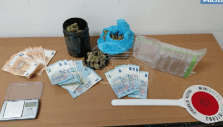 Rimini: la Polizia Stradale trae in arresto un cittadino per il reato di detenzione e spaccio di sostanza stupefacente.