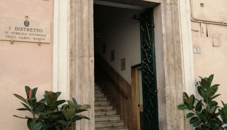Roma: aveva aggredito le sue vittime colpendole con pugni al volto per portargli via l'I-Phone, trentunenne di origini senegalesi arrestato dalla Polizia di Stato.