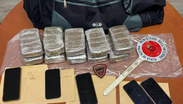 Roma, nascondevano nel portabagagli dell'autovettura su cui viaggiavano 5kg di hashish. Arrestate 4 persone dalla Polizia di Stato