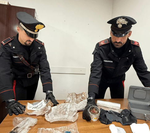 Fondi: due 44enni denunciati dai Carabinieri per riciclaggio, spaccio di droga e detenzione abusiva di armi