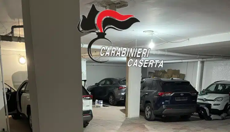 Teverola: scoperto garage adibito a officina con all'interno auto rubate, targhe contraffatte, stancil in lamiera riportanti numeri di telai e chiavi per apertura portiere auto.