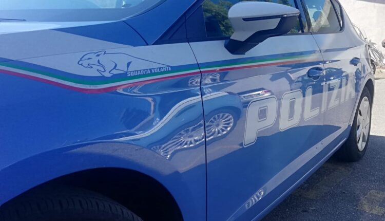 Vicenza, aggredisce un controllore SVT con un ago. La Polizia di Stato lo individua e lo espelle