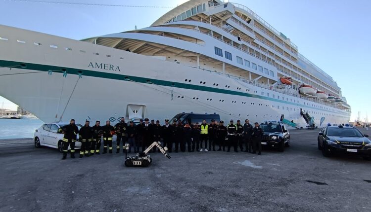 Gallipoli: esercitazione di security portuale, allarme bomba su nave da crociera e intervento degli artificieri