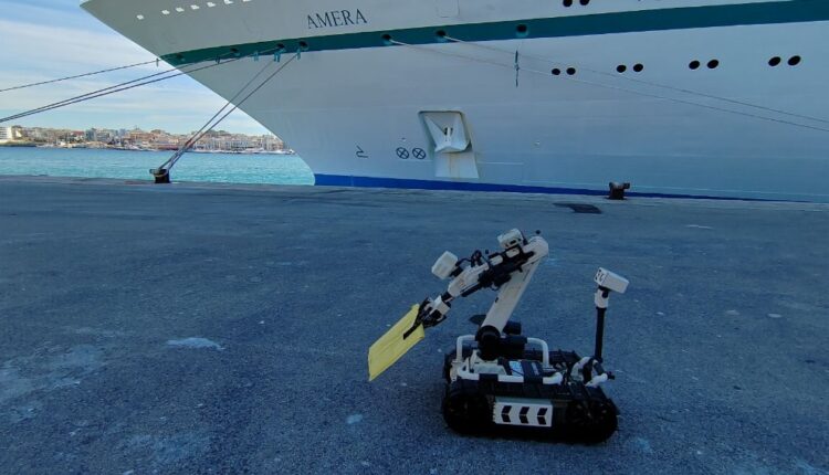 Gallipoli: esercitazione di security portuale, allarme bomba su nave da crociera e intervento degli artificieri