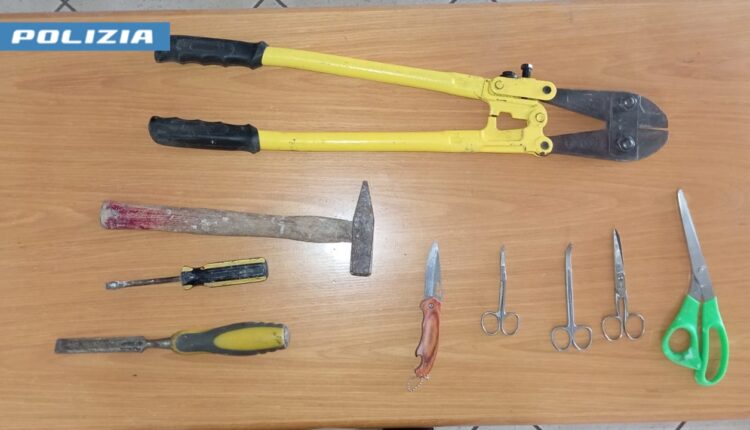 Taranto: Colti sul fatto a rubare in uno studio medico, arrestati due uomini