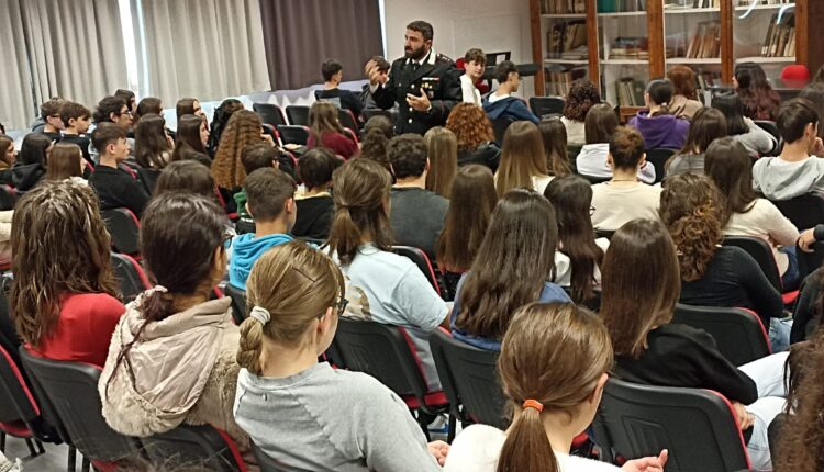 Camerino, i Carabinieri incontrano gli studenti dell’Istituto "Varano-Antinori"