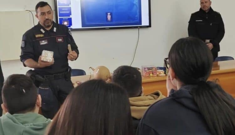 Lecce: a scuola con lo zainetto pieno di bombe di carta, le raccomandazioni dei Carabinieri