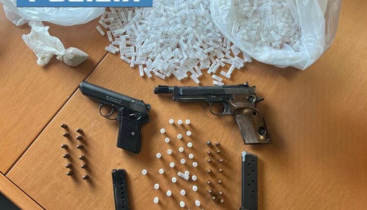 Napoli: Sorpreso con armi e droga, arrestato 54enne