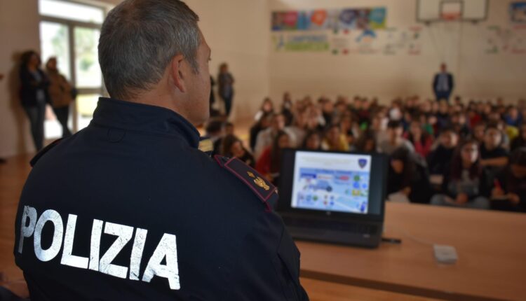 Isernia: Presentata “YouPol”, l'app che consente di segnalare episodi di bullismo e di spaccio