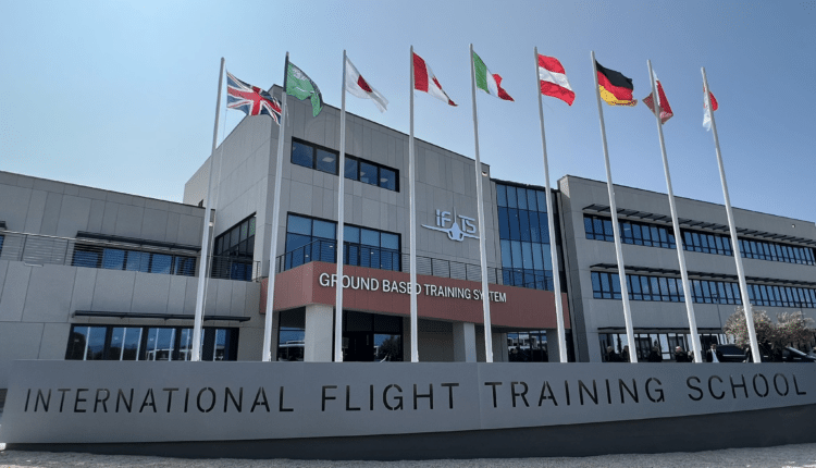 Ministro Crosetto ha visitato l'International Flight Training School in Sardegna