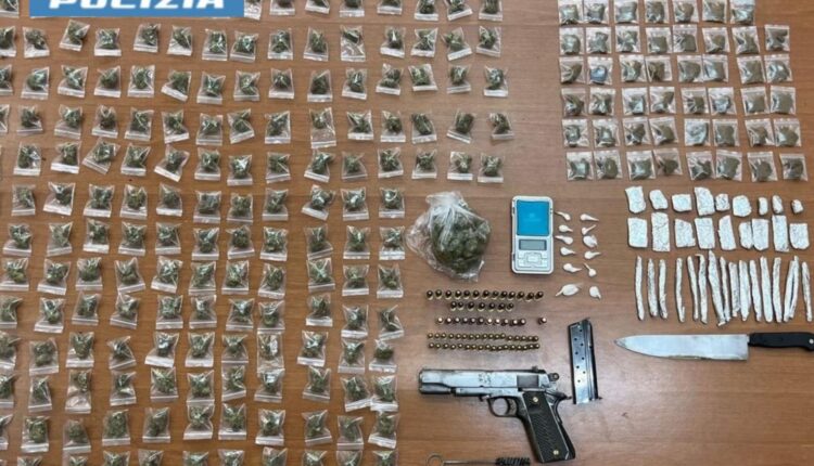 Secondigliano, controlli straordinari: trovata in casa con mezzo chilo di droga e una pistola, arrestata dalla Polizia di Stato