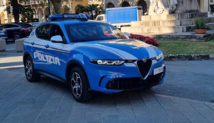 Genova: Ruba una maglia dell’Italia e spintona il vigilante, 23enne denunciato