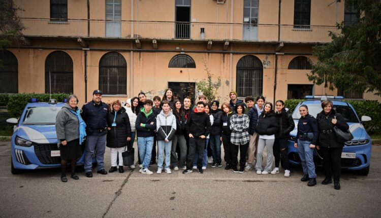 Vercelli: La Polizia di Stato incontra gli studenti dell'istituto comprensivo "Ferrari"