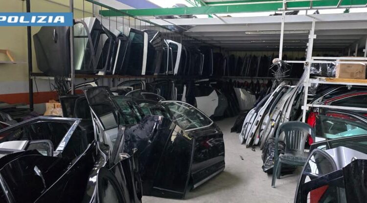 Foggia: Centinaia di parti di autovetture pronte per essere immesse illecitamente nel mercato dei ricambi per un valore di circa 300mila euro, denunciato 40enne