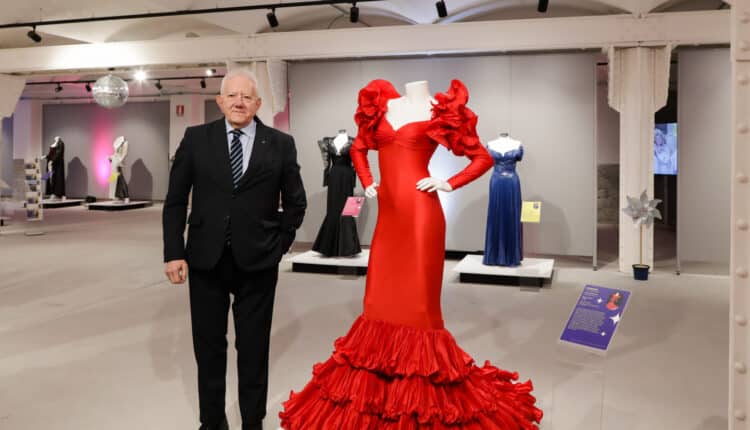 Trieste, inaugurata la mostra "Com'è bello da Trieste in giù" con gli abiti di Raffaella Carrà