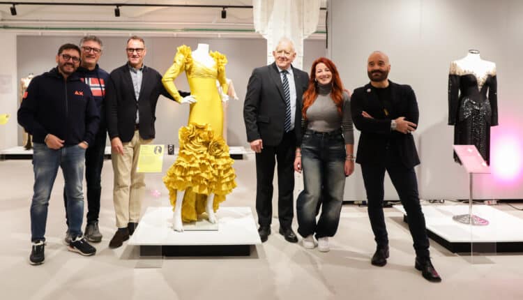 Trieste, inaugurata la mostra "Com'è bello da Trieste in giù" con gli abiti di Raffaella Carrà