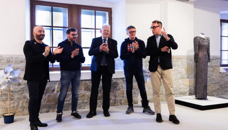 Trieste, inaugurata la mostra "Com'è bello da Trieste in giù" con gli abiti di Raffaella Carrà