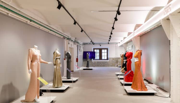 Trieste, inaugurata la mostra "Com'è bello da Trieste in giù" con gli abiti di Raffaella Carrà