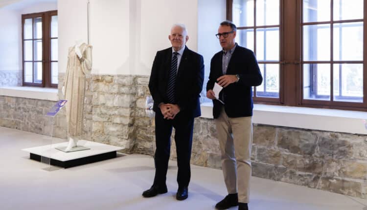 Trieste, inaugurata la mostra "Com'è bello da Trieste in giù" con gli abiti di Raffaella Carrà