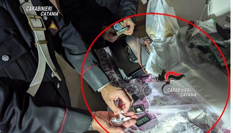 Acireale, smantellata piazza di spaccio in una villa. I Carabinieri arrestano due uomini e sequestrano cocaina e soldi