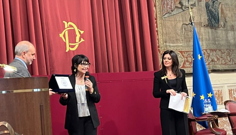 Regione Lombardia premiata per i traguardi nella psico-oncologia: riconoscimento ritirato da Silvana Snider