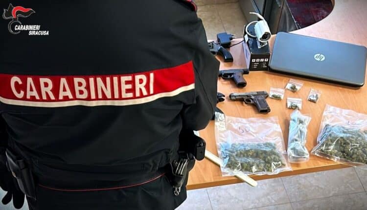 Augusta, arrestati due 22enni trovati in possesso di armi da fuoco, munizioni e sostanza stupefacente