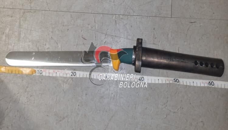 Bologna, si aggira per la città con un grosso coltello da cucina. 31enne arrestato dai Carabinieri