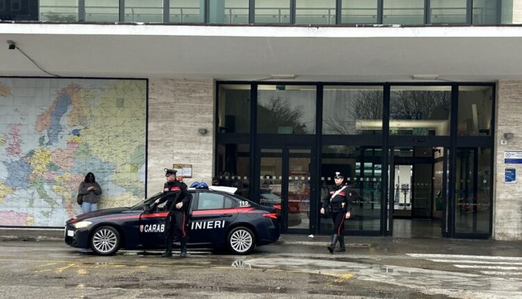 Faenza: Minaccia di gettarsi sotto un treno, 35enne salvato dai Carabinieri