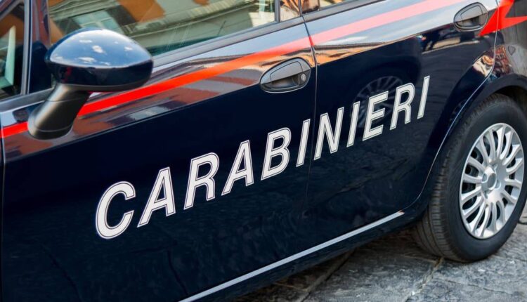 Castellammare di Stabia, in giro per la città con una pistola pronta a sparare. Carabinieri arrestano 19enne
