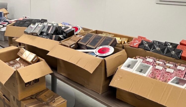Castenedolo, individuato centro di stoccaggio di articoli di profumeria contraffatti. Sequestrati oltre 5400 profumi di noti brand