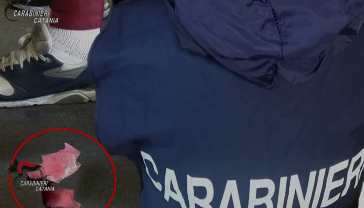 Catania: ponta a vendere droghe sintetiche ad un concerto, pusher gelese arrestata dai Carabinieri