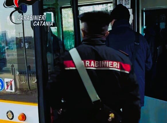 Catania, dà fastidio ai passeggeri sull’autobus e viene arrestato per droga dai Carabinieri