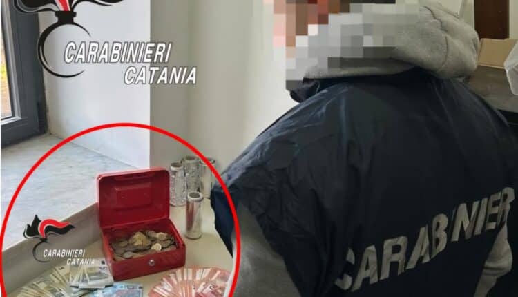 Catania, donna spacciava nell'atrio di una palazzina. Arrestata dai Carabinieri