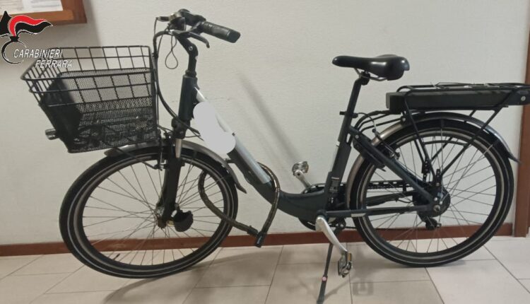 Cento, “Mi hanno rubato la bicicletta elettrica come posso fare?”. I Carabinieri della Stazione la ritrovano e denunciano due stranieri