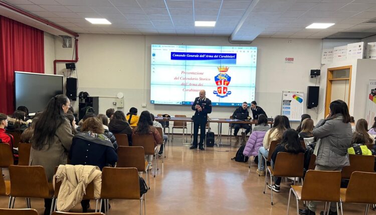 Cento, calendario storico dell’Arma presentato agli alunni dell’IPSIA100 “Fratelli Taddia”